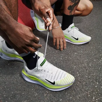 Nike Infinity Run 4 meest on tee, mis kulgeb kingad talvel hingav polster musta tossud DR2665-101