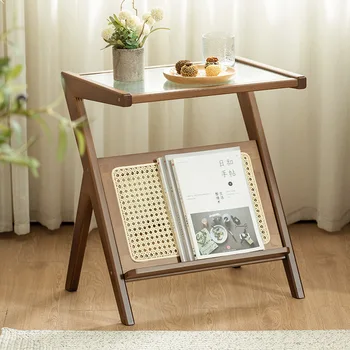Klaasist kohvilaud minimalistlik elutoas diivan voodi kõrval hele luksus pool lauda homestay Jaapani rotangist